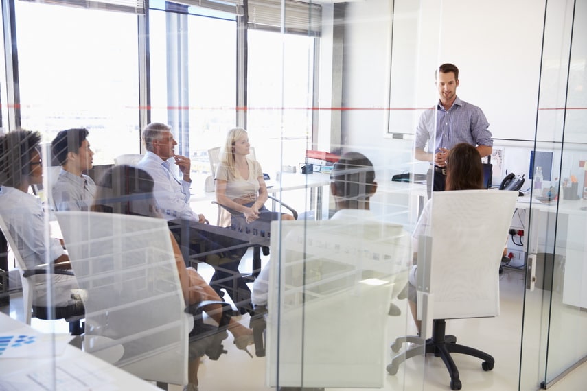 Business meeting in a modern office Begleitung mit langfristigem Programm